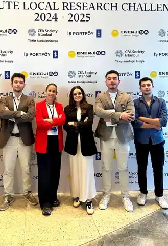İEÜ Öğrencileri CFA Yarışması Finalinde!