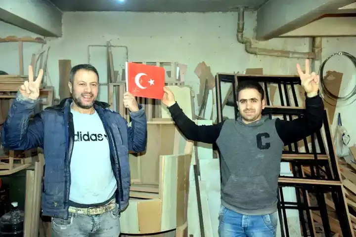 İzmir'deki Suriyeli Marangozlar: Suriye'ye Dönüş Hayali İzmir'deki Suriyeli Marangozlar: Suriye'ye Dönüş Hayali