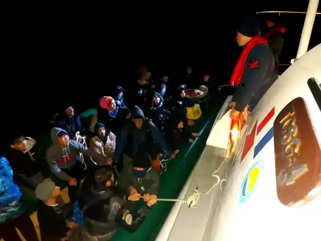 İzmir'de 40 Düzensiz Göçmen Kurtarıldı