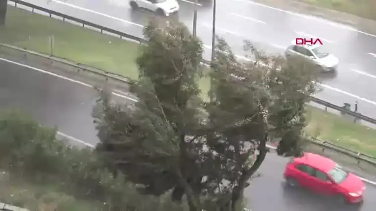 Ege Bölgesinde Yağmur Felaketi! Trafik ve Deniz Ulaşımı Durdu