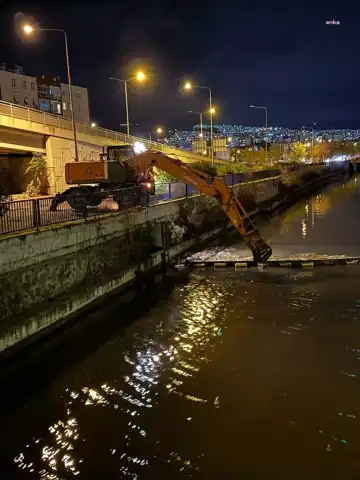 Yağmurda Körfez Temizliği Devam Ediyor